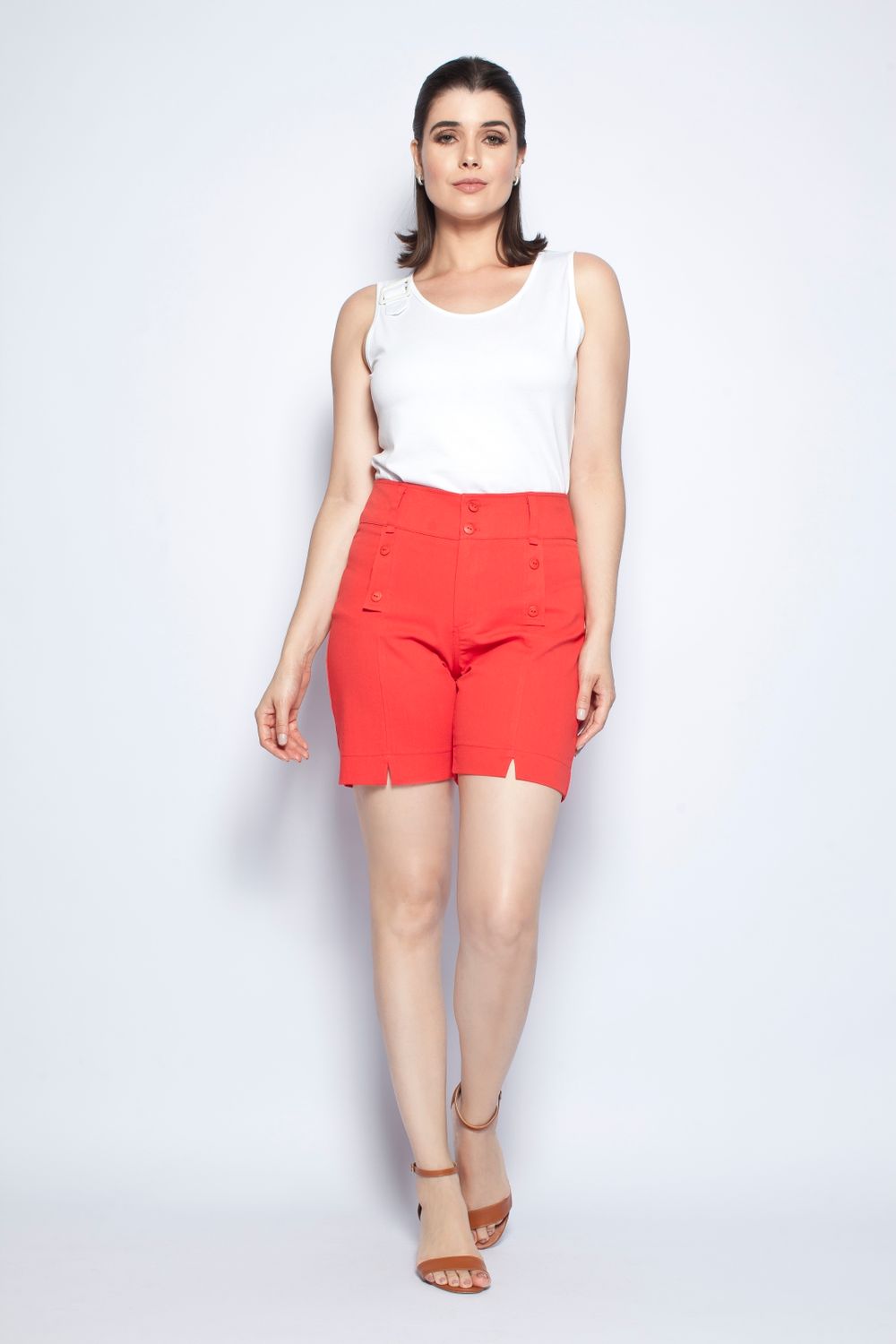 Mulher usando shorts de sarja vermelho com regata branca