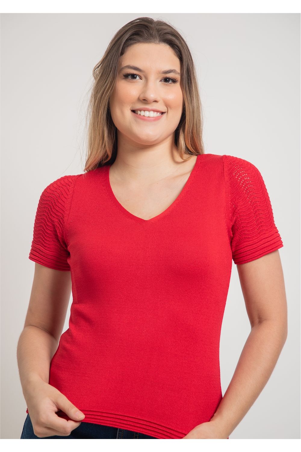Mulher usando blusa modal básica vermelha com gola em v